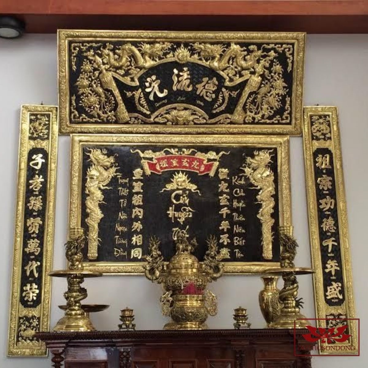 Câu đối thờ cha mẹ trên bàn thờ thể hiện văn hóa thờ cúng linh thiêng
