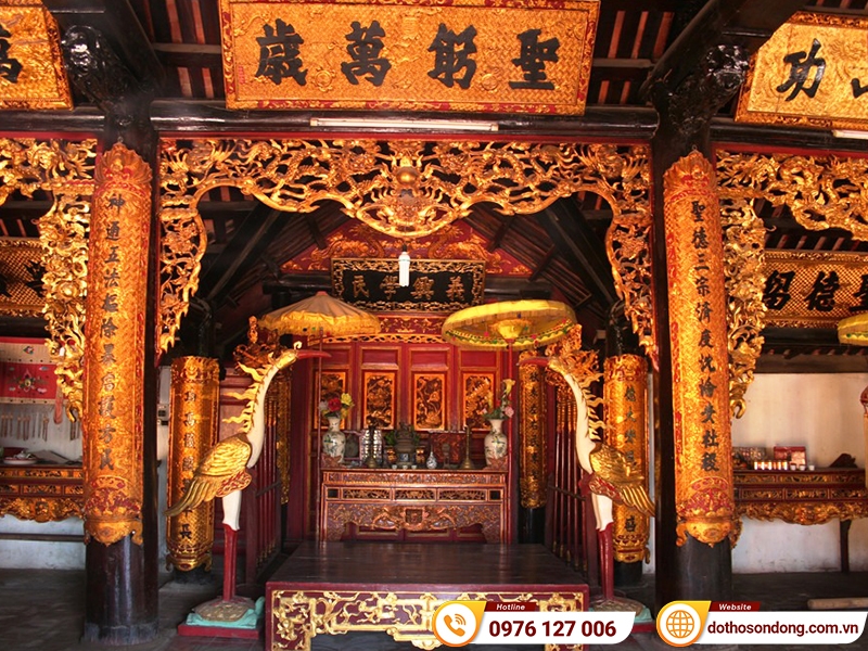 Bộ hoành phi câu đối ở đình nền gấm sơn son thếp vàng