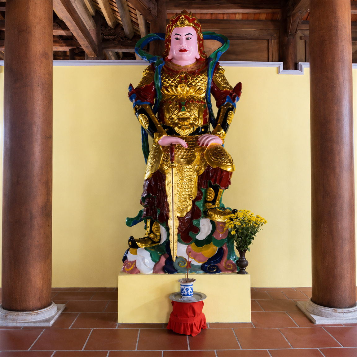 tuong vi da ho phap son son thep vang